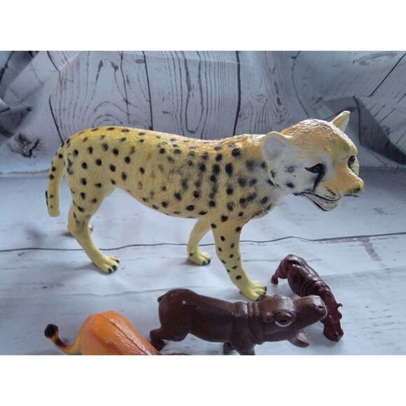 Lot Of 4 Jungle PVC Figure Toys Cheetah Lion Hippos - Picture 2 of 8